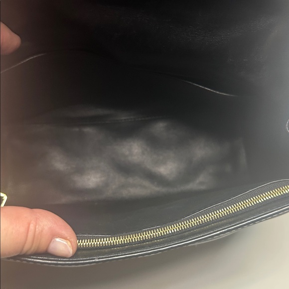 Louis Vuitton - Picture 7 of 8